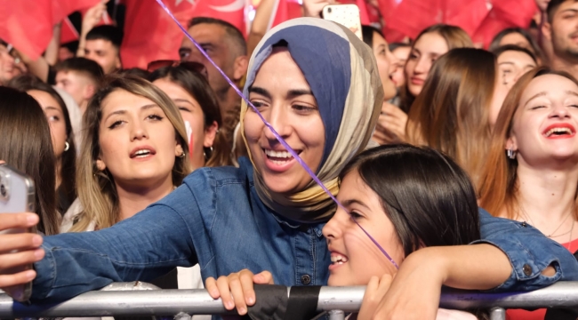 Aydın Büyükşehir Belediyesi, "23 Nisan"I Mert Demir Konseriyle Kutladı