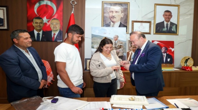 Makam odasında nişan töreni