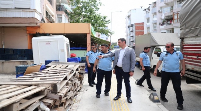 Konak zabıtasından 'kaldırım işgali' mesaisi