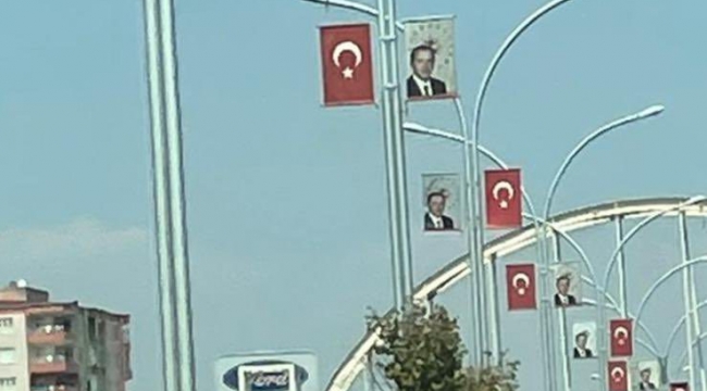 Bayrağın yanında neden Atatürk’ün değil de Erdoğan’ın fotoğrafı var?