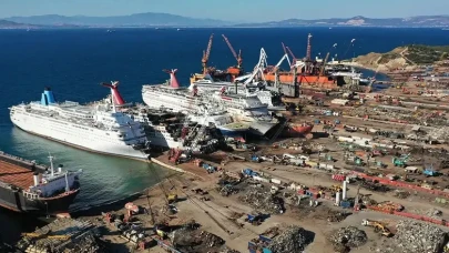 Aliağa Belediyesine İsyan: Gemi Söküm Firmaları yol kapattı