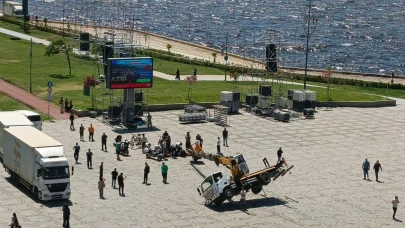 İzmir’de miting sahnesi için kurulan vinç devrildi