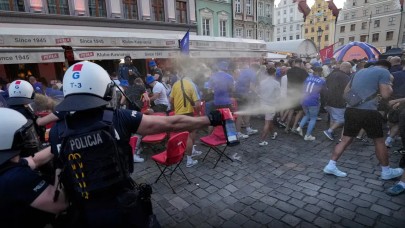 UEFA Avrupa Konferans finali öncesi kavga çıktı