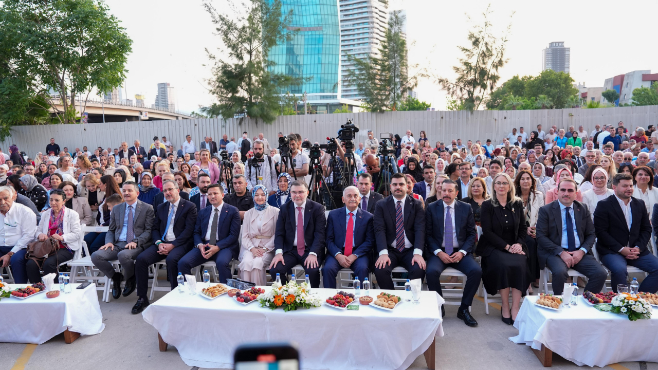 Dün akşam İzmir İl Başkanlığında düzenlenen bayramlaşma programında başkanımız bir konuşma yaptı