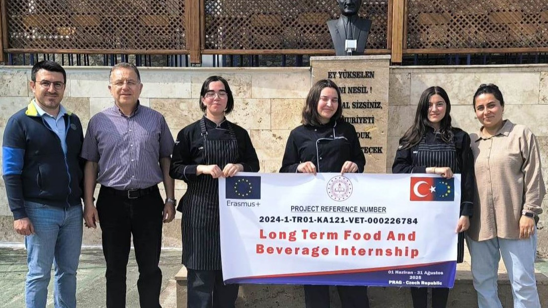 Gördes Mesleki Ve Teknik Anadolu Lisesi’nden 3 Öğrenci Staj İçin Prag’a Uçtu