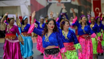 Bayraklı'da halk dansları gösterisi nefes kesti