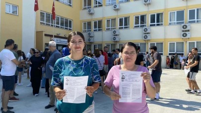 Annesiyle aynı okulda sınava girdi