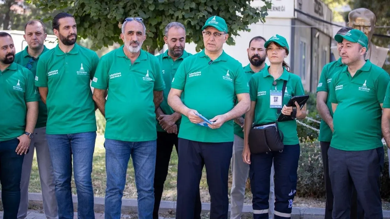 Başkan Tugay, “Dönüşüme Evde Başla” projesi için QR kodlu poşet dağıttı
