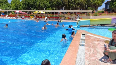 SALİHLİ’DE AŞIRI SICAKTAN BUNALANLAR HAVUZLARA KOŞTU