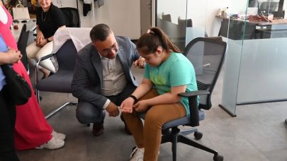 Büyükşehir’in “Ben Buradayım” projesinde bileklik dağıtımı sürüyor