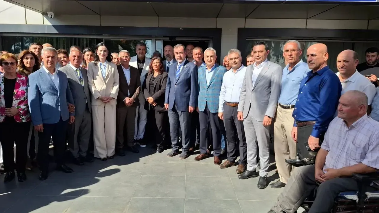 Çerçioğlu’ndan AK Parti İl Binası’nda mesaj: Onlar konuşur, biz hizmet yaparız