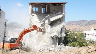 Bayraklı’da 5 katlı kaçak yapı yıkıldı