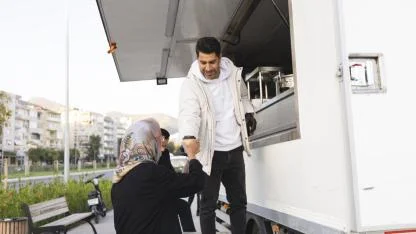 Balçova Belediyesi’nden Soğuk Havaların Gönül Isıtan Dokunuşu: Metro Durağında Çorba İkramı