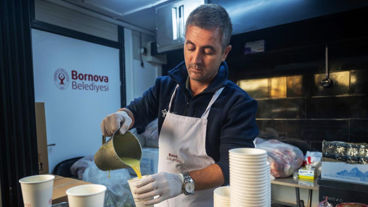 Bornova’da soğuk sabahlar sıcak çorbayla ısınıyor
