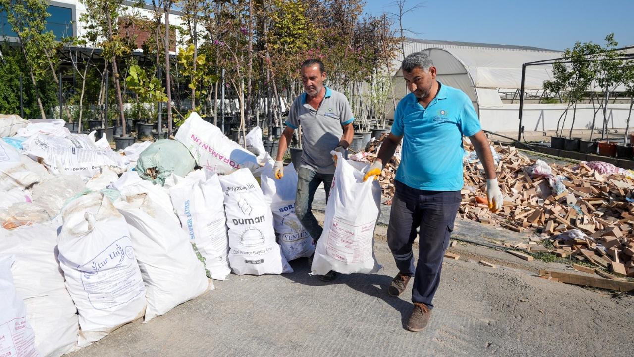 Gaziemir Belediyesi’nden yurttaşlara yakacak odun desteği