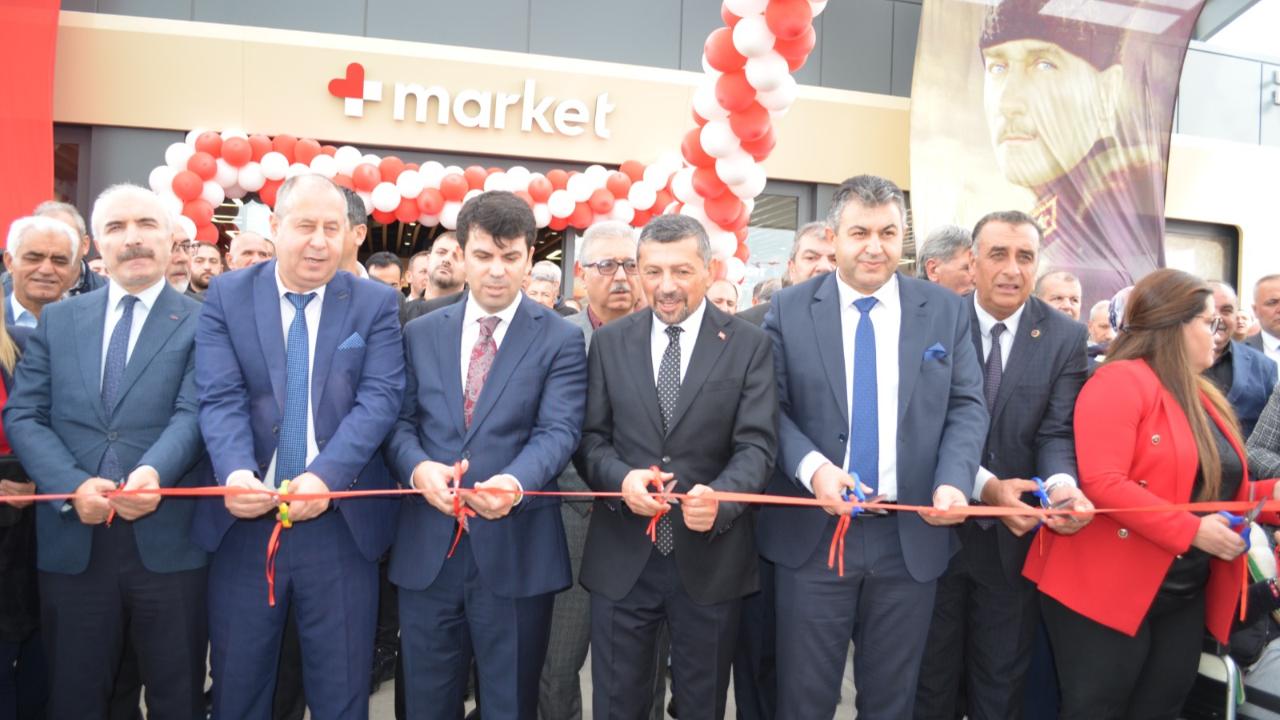 GEDİZ BELEDİYESİ’NE AİT AKARYAKIT İSTASYONU HİZMETE GİRDİ, İLK POMPA BAŞKANDAN