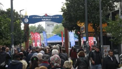 AYDIN BÜYÜKŞEHİR BELEDİYESİ BİNLERCE FİDEYİ NAZİLLİ’DE VATANDAŞLARA DAĞITTI