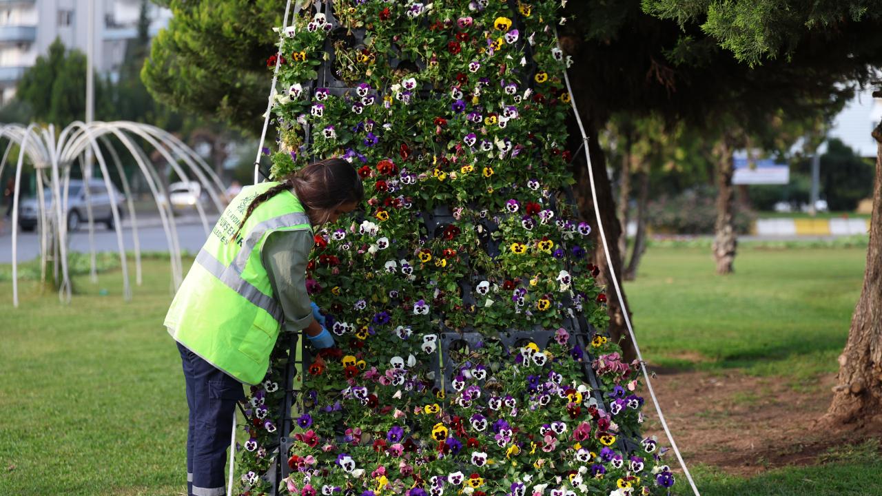 BAŞKAN ÇERÇİOĞLU, AYDIN’I RENGARENK ÇİÇEKLER İLE SÜSLÜYOR
