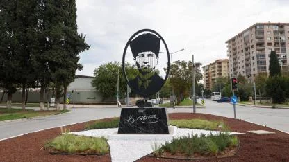 Buca’da az su isteyen bitkilerle yeşil alanlarda büyük dönüşüm