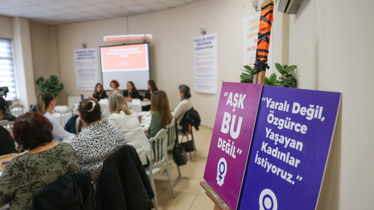 Buca’da Türk dizilerinde romantize edilen şiddet tartışıldı