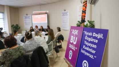 Buca’da Türk dizilerinde romantize edilen şiddet tartışıldı