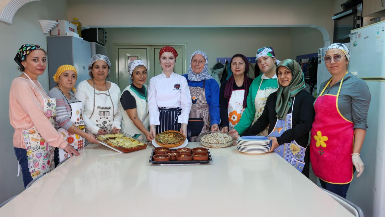 Bucalı Kadınlar Evka-1 Semt Evi’nde Dünya Mutfağıyla Buluşuyor: Hem Öğreniyor Hem Sosyalleşiyorlar