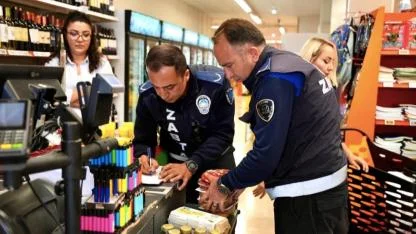 Çeşme Belediyesi Zabıta ekiplerinden market ve okul kantinlerine sıkı denetim