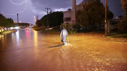 Çeşme Belediyesinden olağanüstü yağışa olağanüstü müdahale Çeşme bir günde bir aylık yağış aldı, belediye ilk andan itibaren sahadaydı
