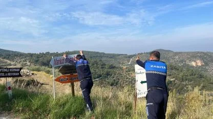 EFES SELÇUK’TA GÖRÜNTÜ KİRLİLİĞİ YARATAN TABELALAR KALDIRILIYOR