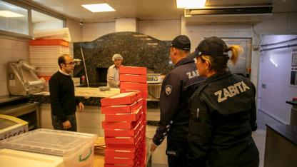 Güzelbahçe zabıtasından restoranlara sıkı denetim