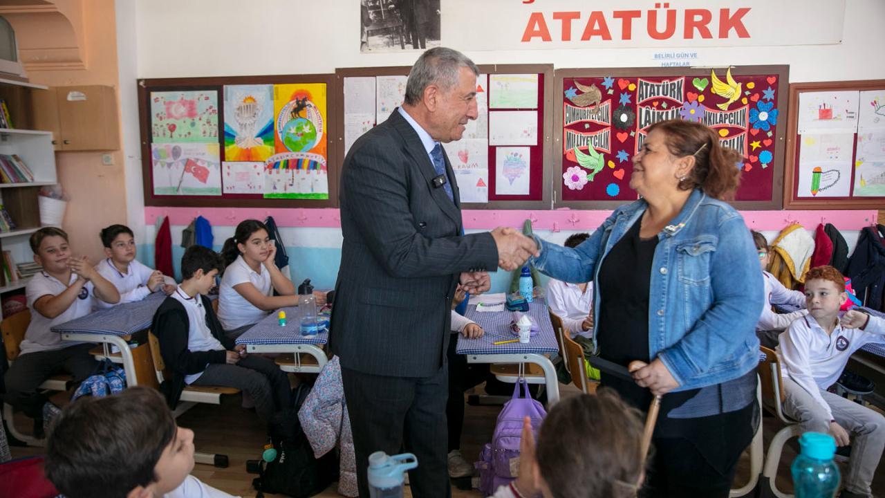 Güzelbahçe’de Belediyesi’nden 24 Kasım’a Anlamlı hediye: Öğretmenlere İsimli Kalem