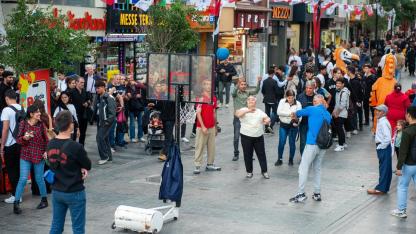 Karşıyaka Çarşısı’nda renkli anlar: Hergele Meydanı’na basketbol potası kuruldu