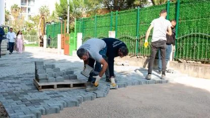 Karşıyaka’da okul çevrelerinde yol bakım çalışması