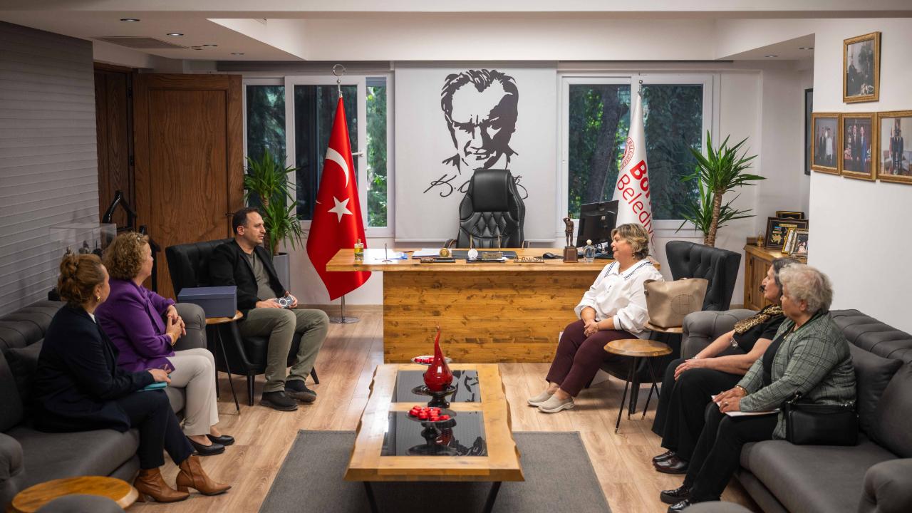 Türk Kadınlar Birliği Bornova Şubesi’nden Başkan Eşki’ye tarihi sürpriz