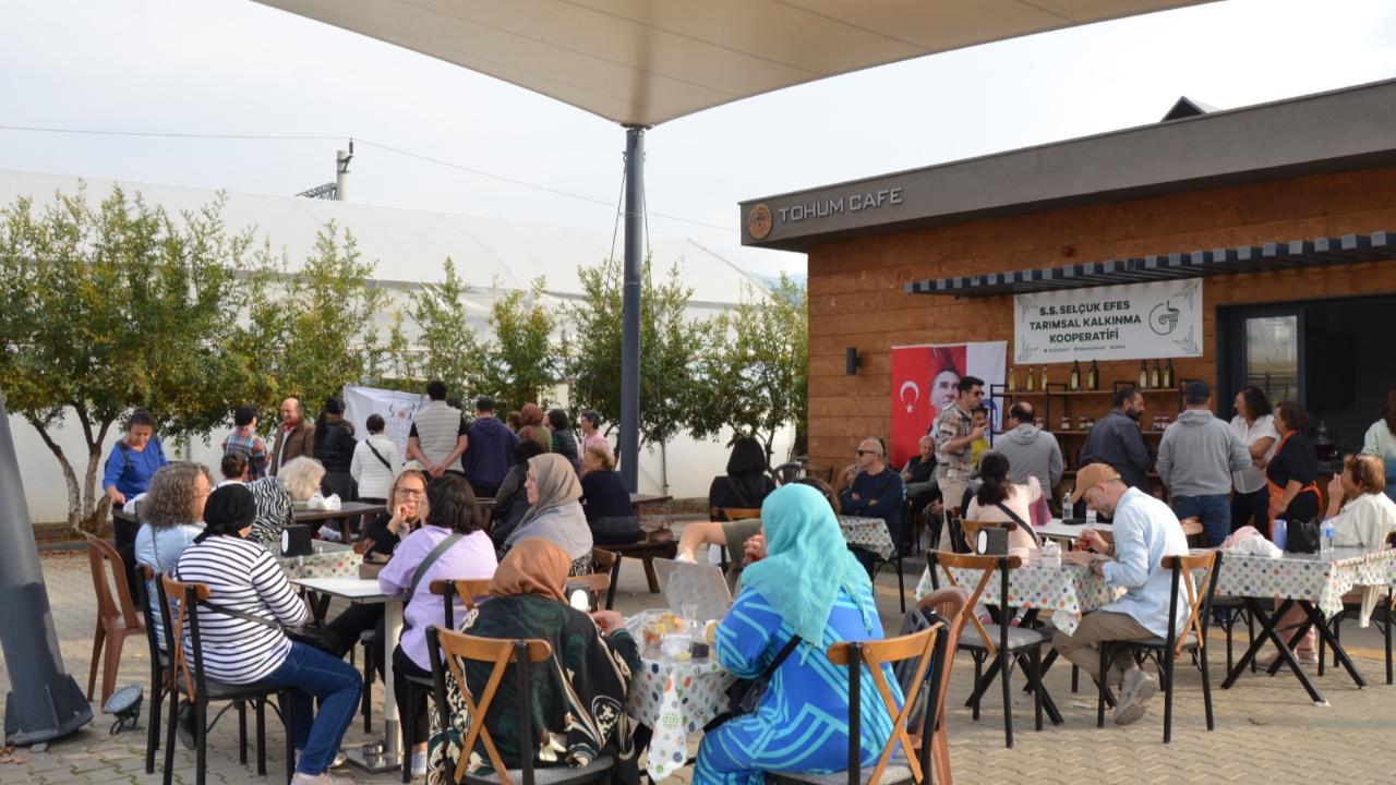 Üretici Memnun, Tüketici Memnun: Üretici Pazarı Efes Tarlası Yaşam Köyü’nde bereketiyle devam ediyor