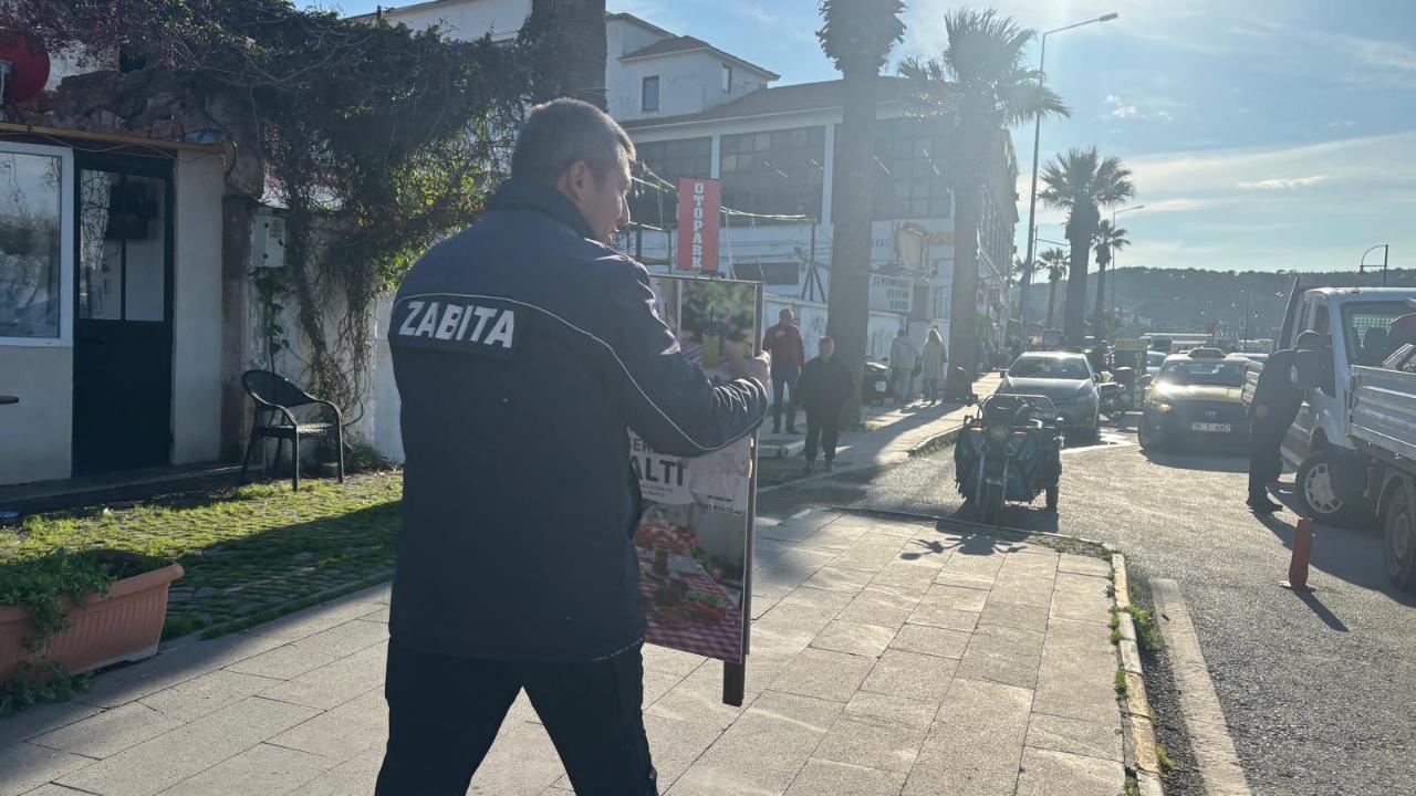 Ayvalık Belediyesi, kaldırım işgallerine karşı denetimlerini sürdürüyor