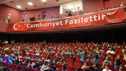 BAŞKAN ÇERÇİOĞLU ÇOCUKLARI TİYATRO İLE BULUŞTURDU