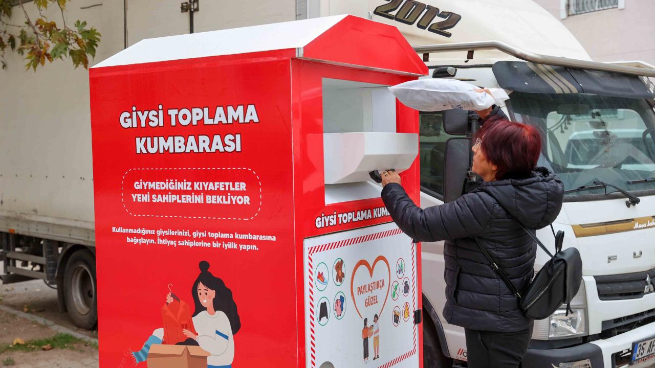 Buca’da giysi kumbaraları ile dayanışma büyüyor