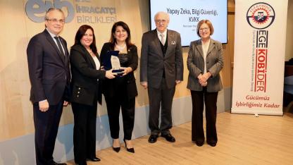 EGEKOBİDER ve EİB İş Birliğiyle Düzenlenen Eğitim Maratonu Tamamlandı. Son eğitim Yapay Zeka ve Veri Güvenliği Oldu Dinçer: “Yapay zeka düşünmez, taklit eder”