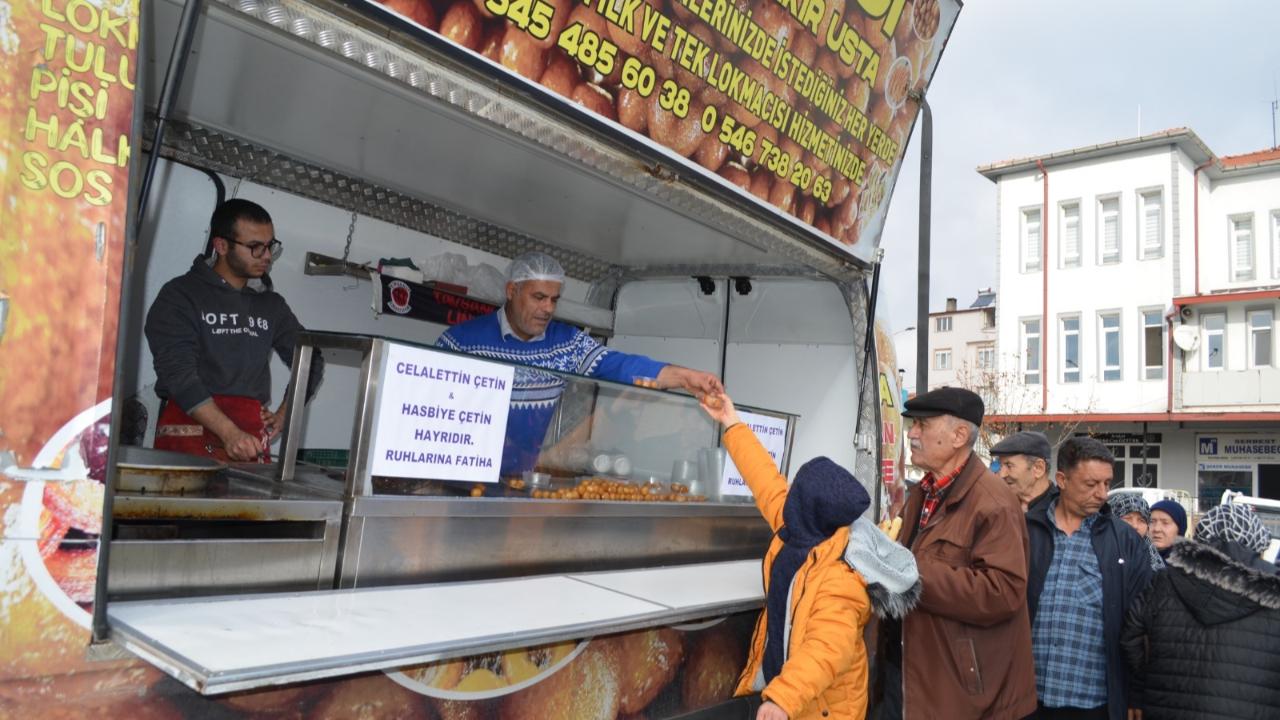 EMEKLİ ÖĞRETMEN EMEL UYSAL 1000 KİŞİLİK LOKMA DÖKTÜRDÜ