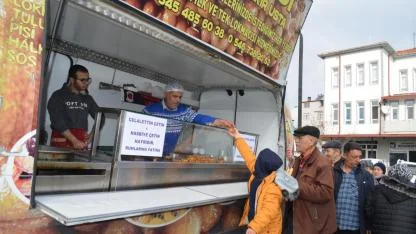 EMEKLİ ÖĞRETMEN EMEL UYSAL 1000 KİŞİLİK LOKMA DÖKTÜRDÜ