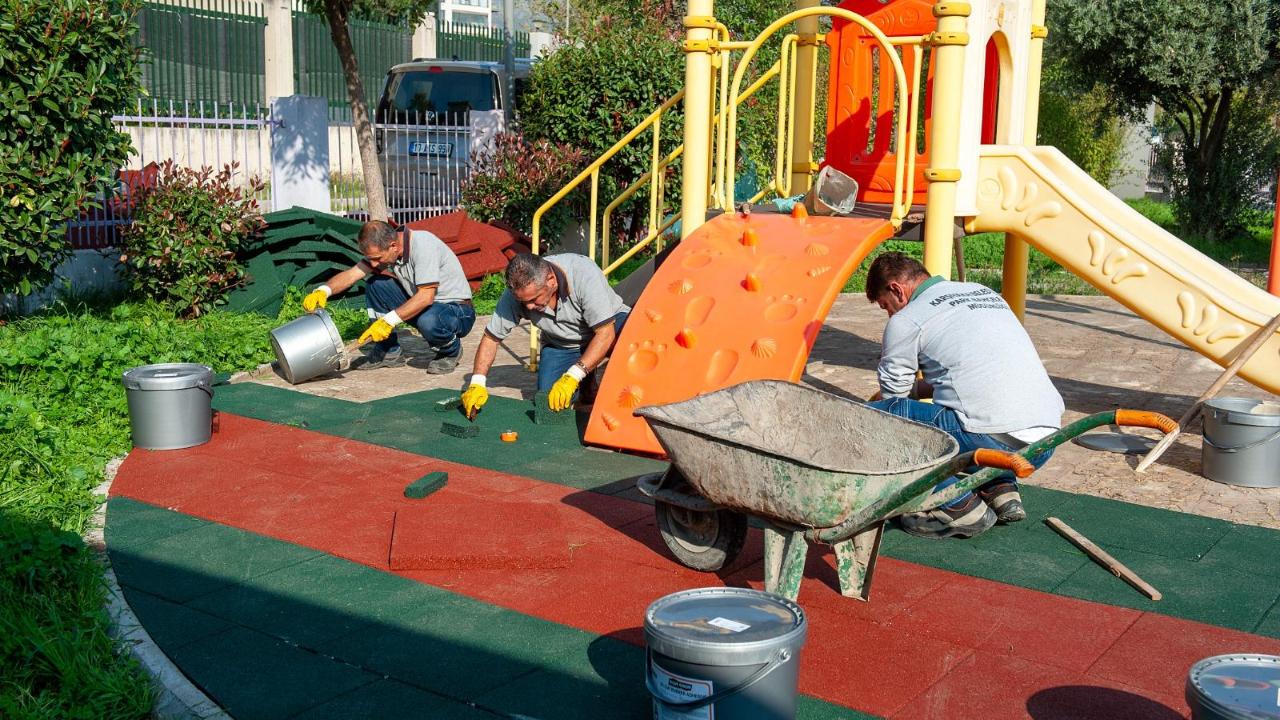 Karşıyaka’nın parkları tek tek yenileniyor