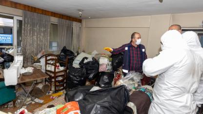 Konak Belediyesi’nden çöp ev operasyonu: 4 kamyon atık çıktı