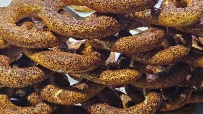 MANİSA DEMİRCİ’DE FERDİ ZEYREK VE GÜLŞAH DURBAY İÇİN GEVREK DAĞITTI