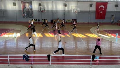 NARLIDERE’DE KADINLAR GÜNE SAĞLIKLI VE ENERJİK  BAŞLIYOR