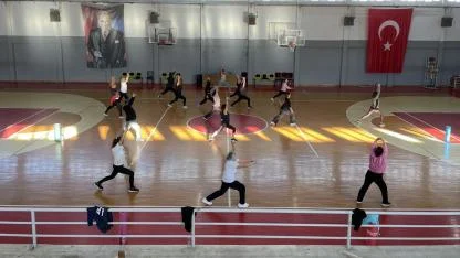 NARLIDERE’DE KADINLAR GÜNE SAĞLIKLI VE ENERJİK  BAŞLIYOR