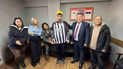 NOSTALJİK TAKSİLERLE GELEN UMUT: BAŞKAN ÖZKAN, OTİZMLİ GENÇ HALİL’İN SANAT DİLİNE KAYITSIZ KALMADI