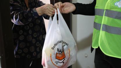 Seferihisar’da yeni yılın adı: Dayanışma;  300 aileye yılbaşı paketi desteği