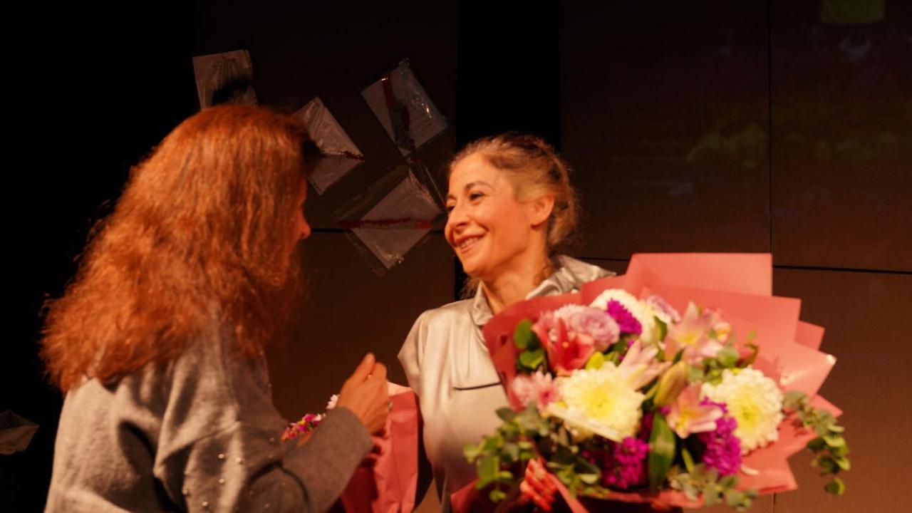 Ayvalık Belediye Tiyatrosu’ndan Çarpıcı Bir Prömiyer: “Müdahil” Perde Dedi