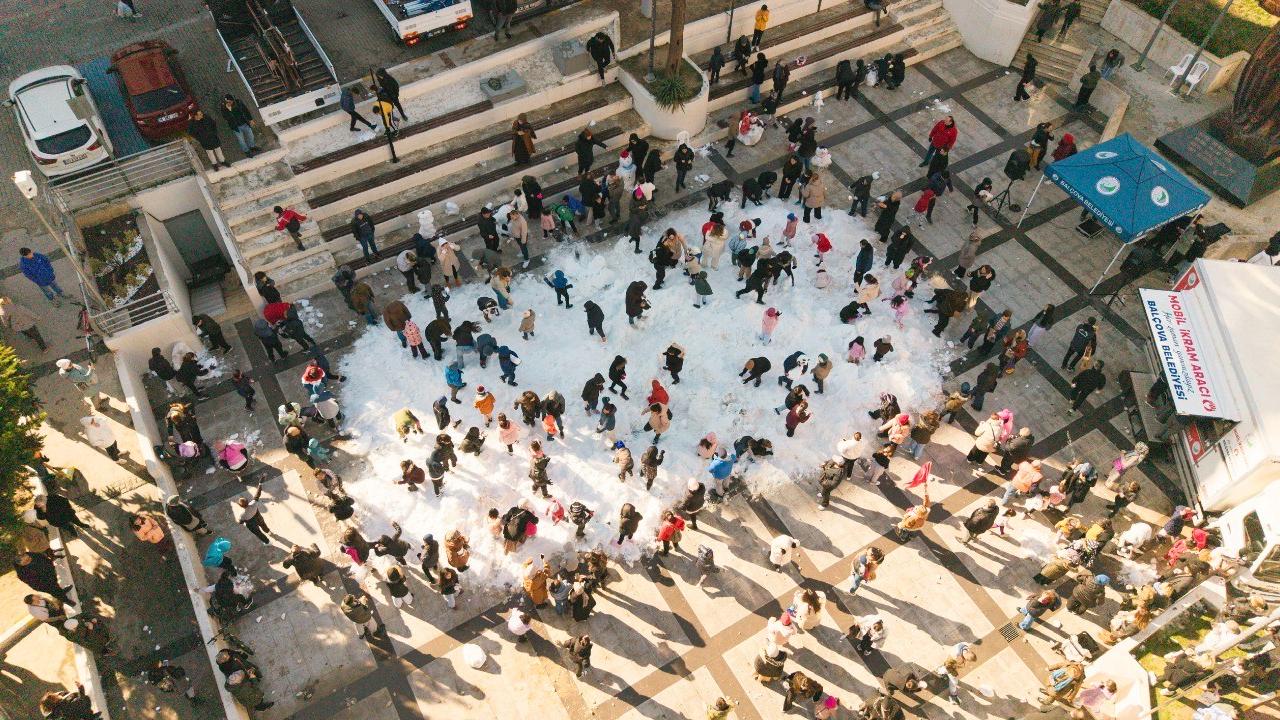 Balçova’da Kar Şenliği Coşkusu: Başkan Onur Yiğit Çocuklarla Kar Sevincine Ortak Oldu